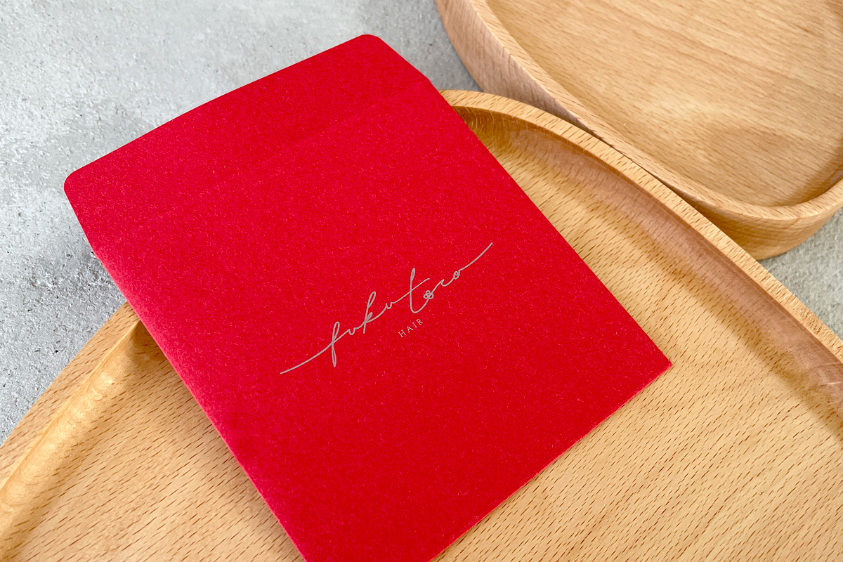シンプルな赤い封筒デザイン